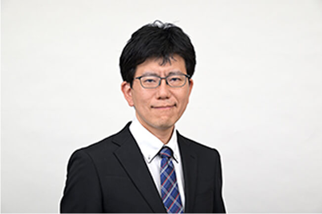 眼鏡をかけた小早川直也の写真