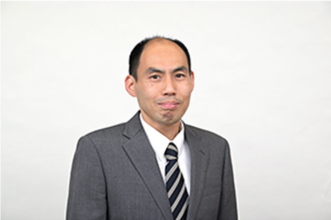 スーツ姿の松岡功の写真