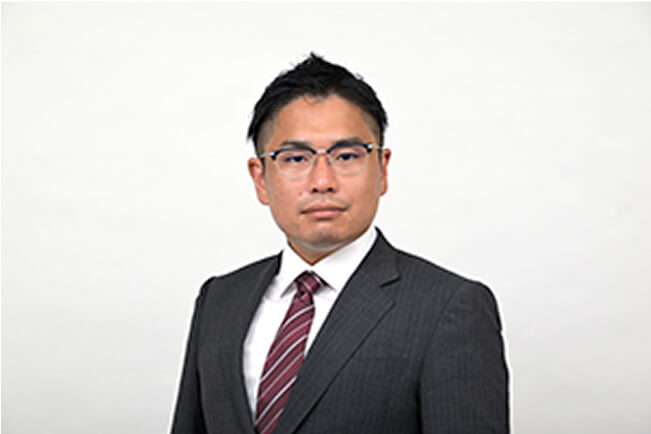 眼鏡をかけた松尾光真の写真